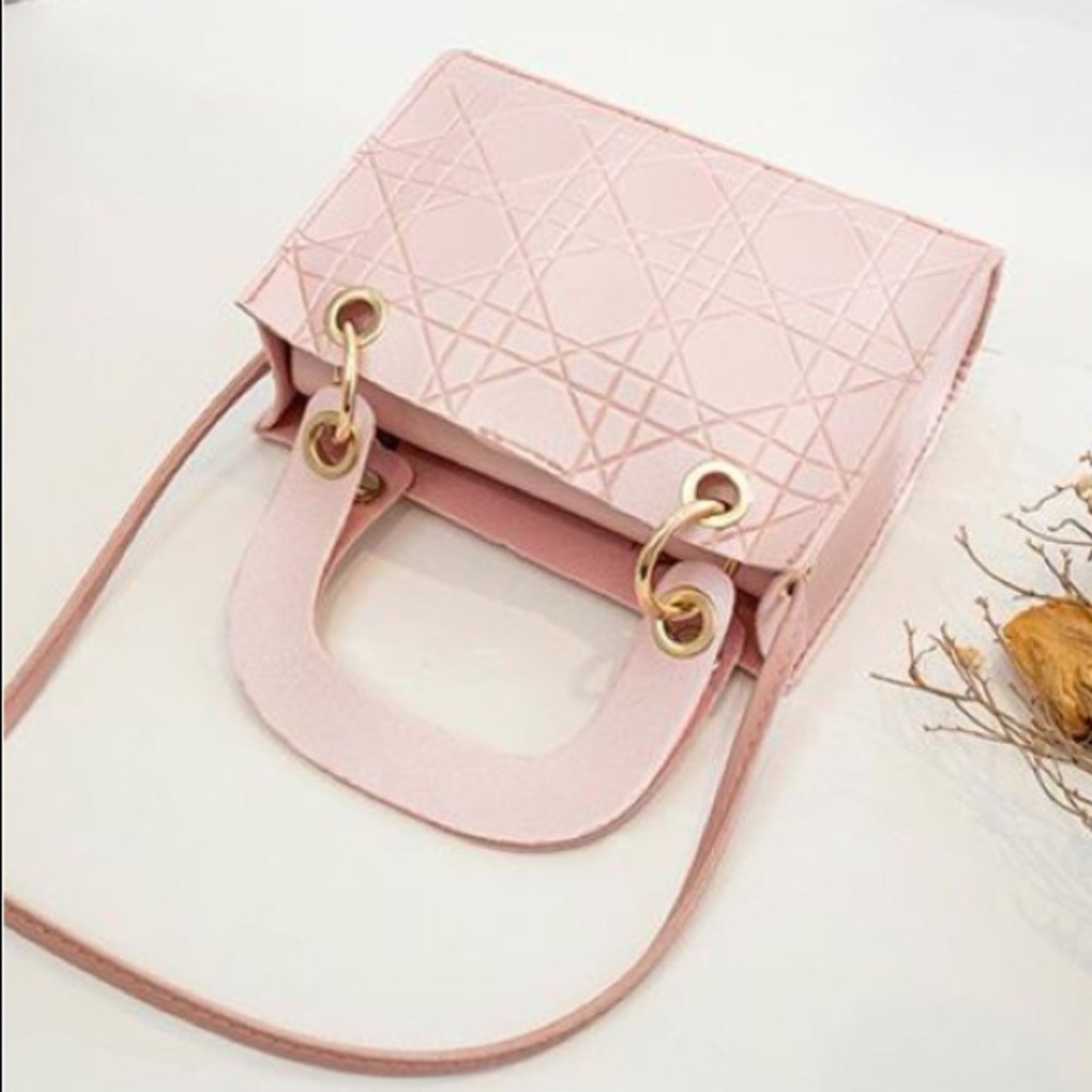 Handbags - Picture 7 of 8